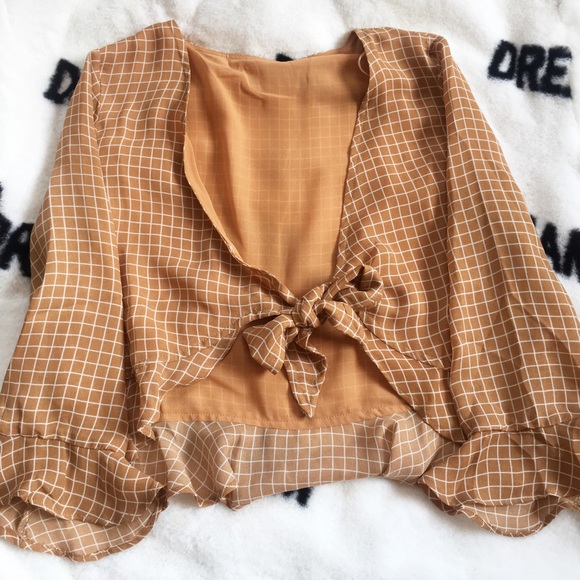 Cropped Ruffled Top - Picture 3 of 4